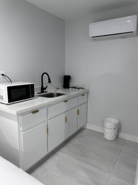 White Sands Inn, Marina, Bar & Grill Порт-Изабел Экстерьер фото