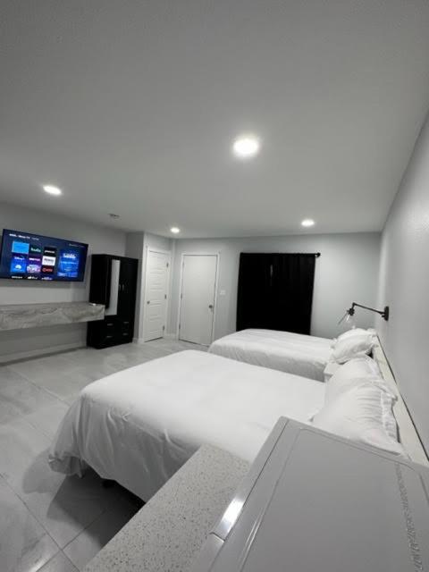 White Sands Inn, Marina, Bar & Grill Порт-Изабел Экстерьер фото