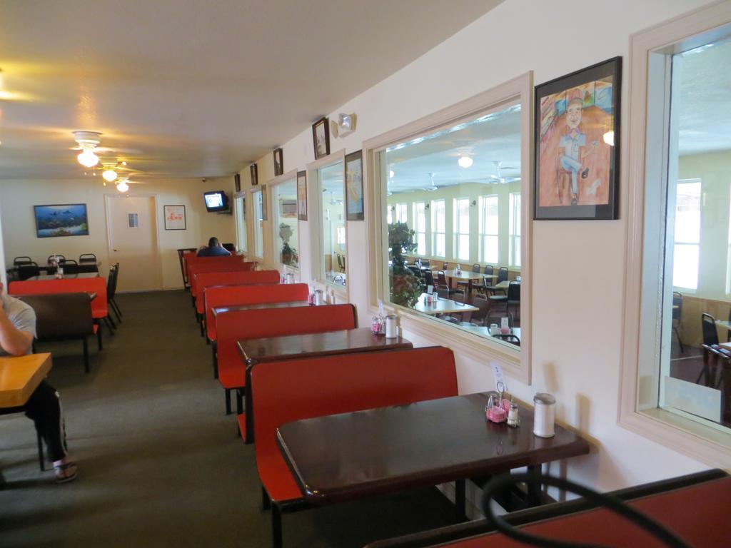 White Sands Inn, Marina, Bar & Grill Порт-Изабел Экстерьер фото
